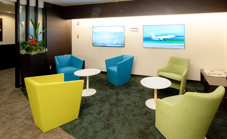 ロビーで出会う、もうひとつの空港の窓